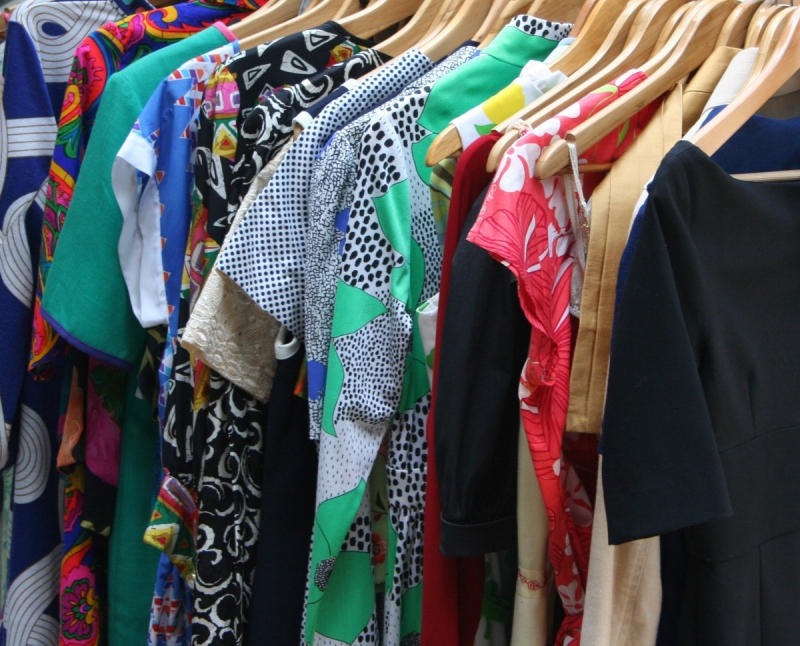 vente-LA ROQUE ESCLAPON-min_dresses_apparel_clothing_clothes_clothes_hangers_wooden_hangers_retail_shop_closet-1149845