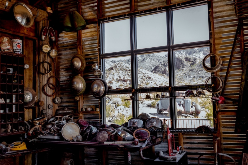 vente-LA ROQUE ESCLAPON-min_shop_window_part_junk_abandoned-138873